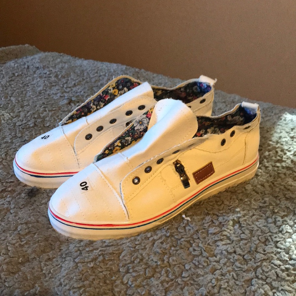 NWOB casual sneakers size 40